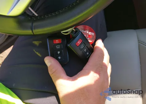 2019 Toyota Highlander Xle z USA, uszkodzony, nr VIN 5TDJZRFH9KS734440